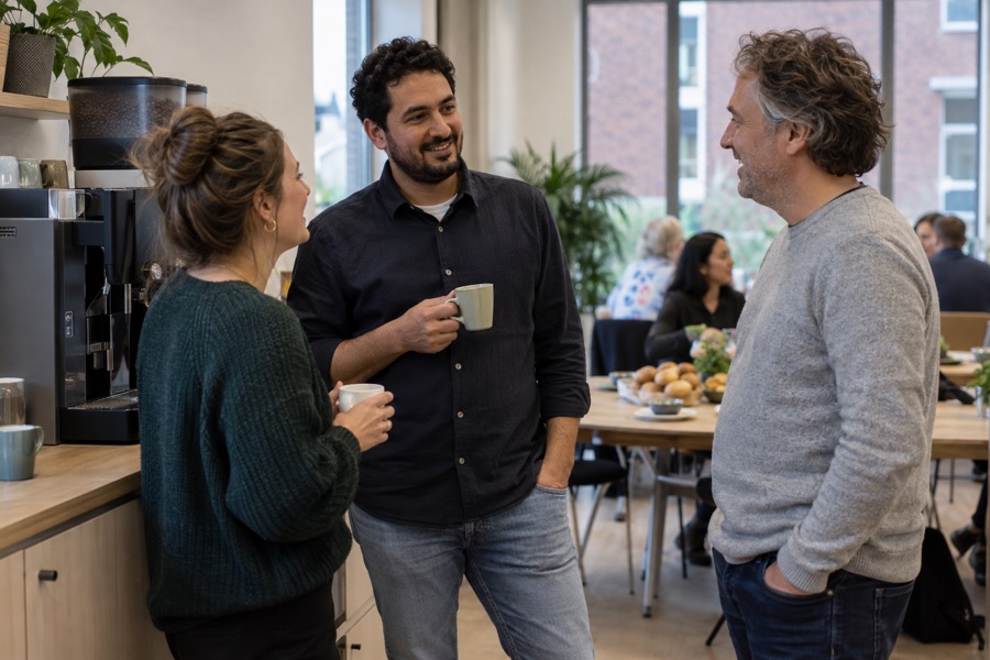 Trainers en cursisten in gesprek tijdens de pauze